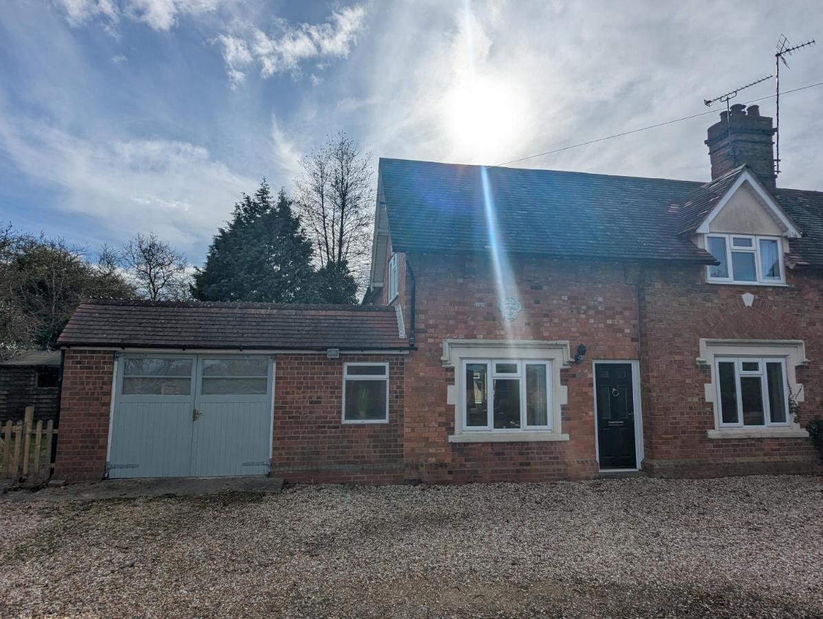 Wheelbarrow Cottage Bengeworth エクステリア 写真
