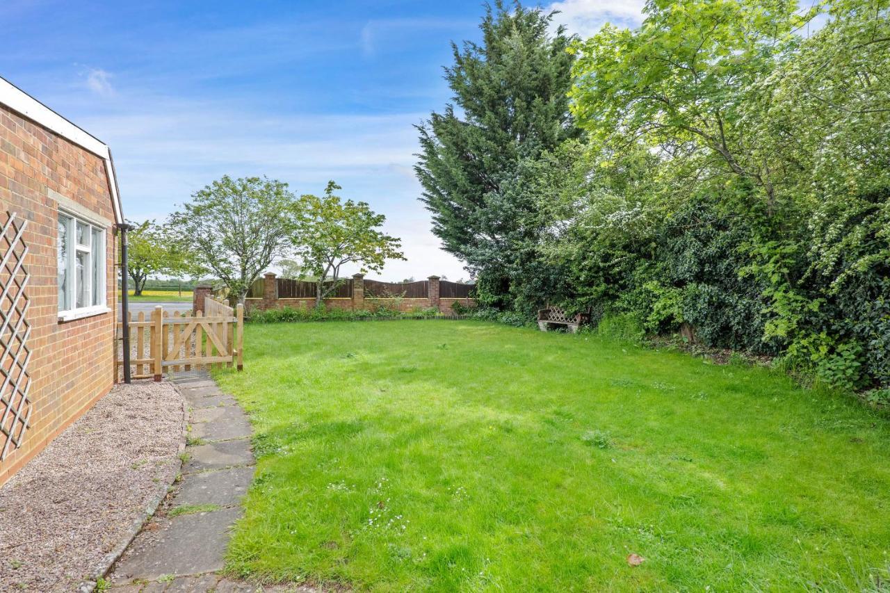Wheelbarrow Cottage Bengeworth エクステリア 写真
